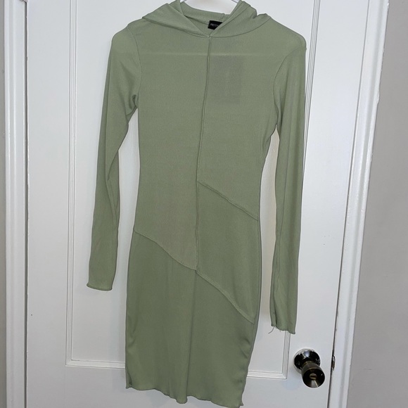 PrettyLittleThing Sage Dress - Picture 3 of 4